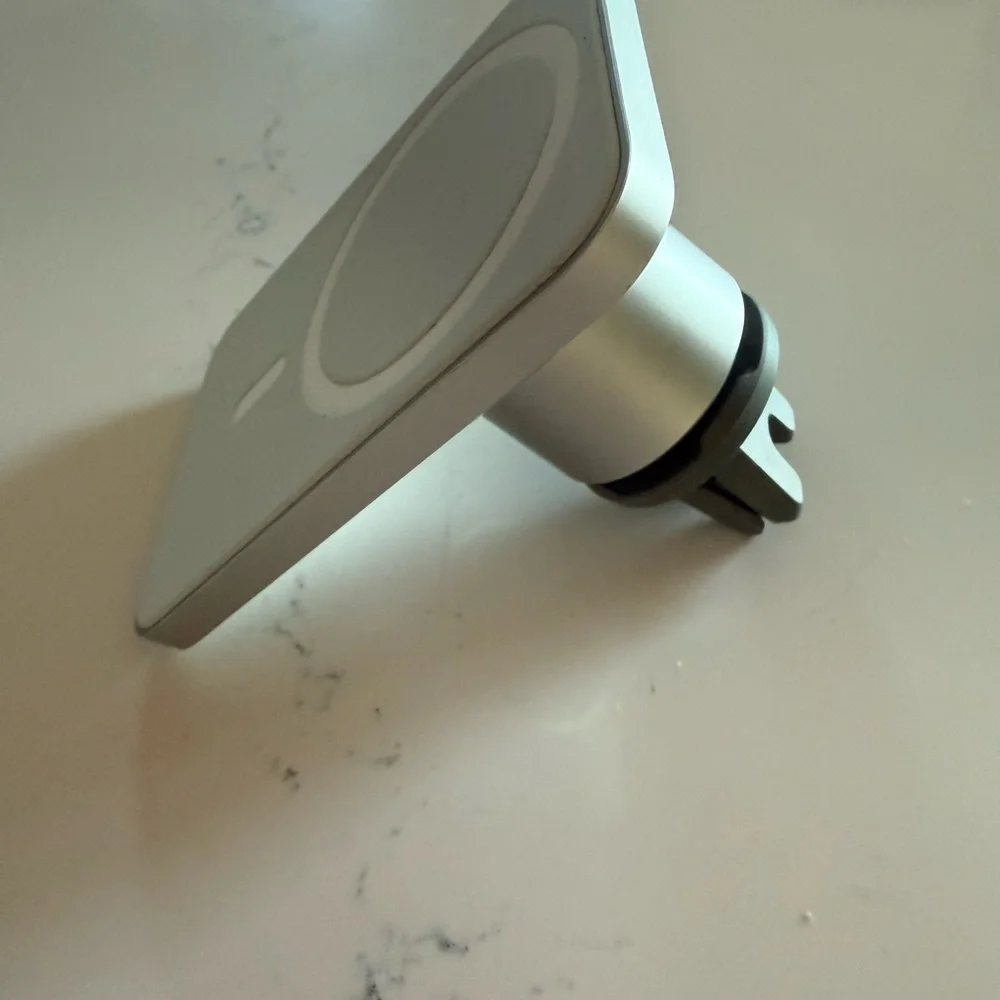 Belkin White Magnetic Car Phone Mount